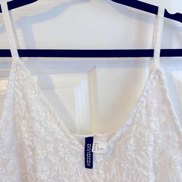 ✨Host Pick✨H&M V-Neck Floral Lace Scallop Trim Cami Top - Picture 3 of 6